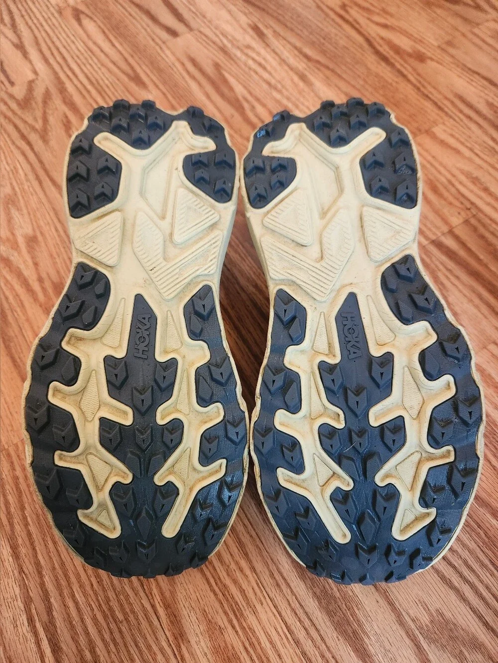 HOKA WIDE Challenger 8 Trail Running Shoes